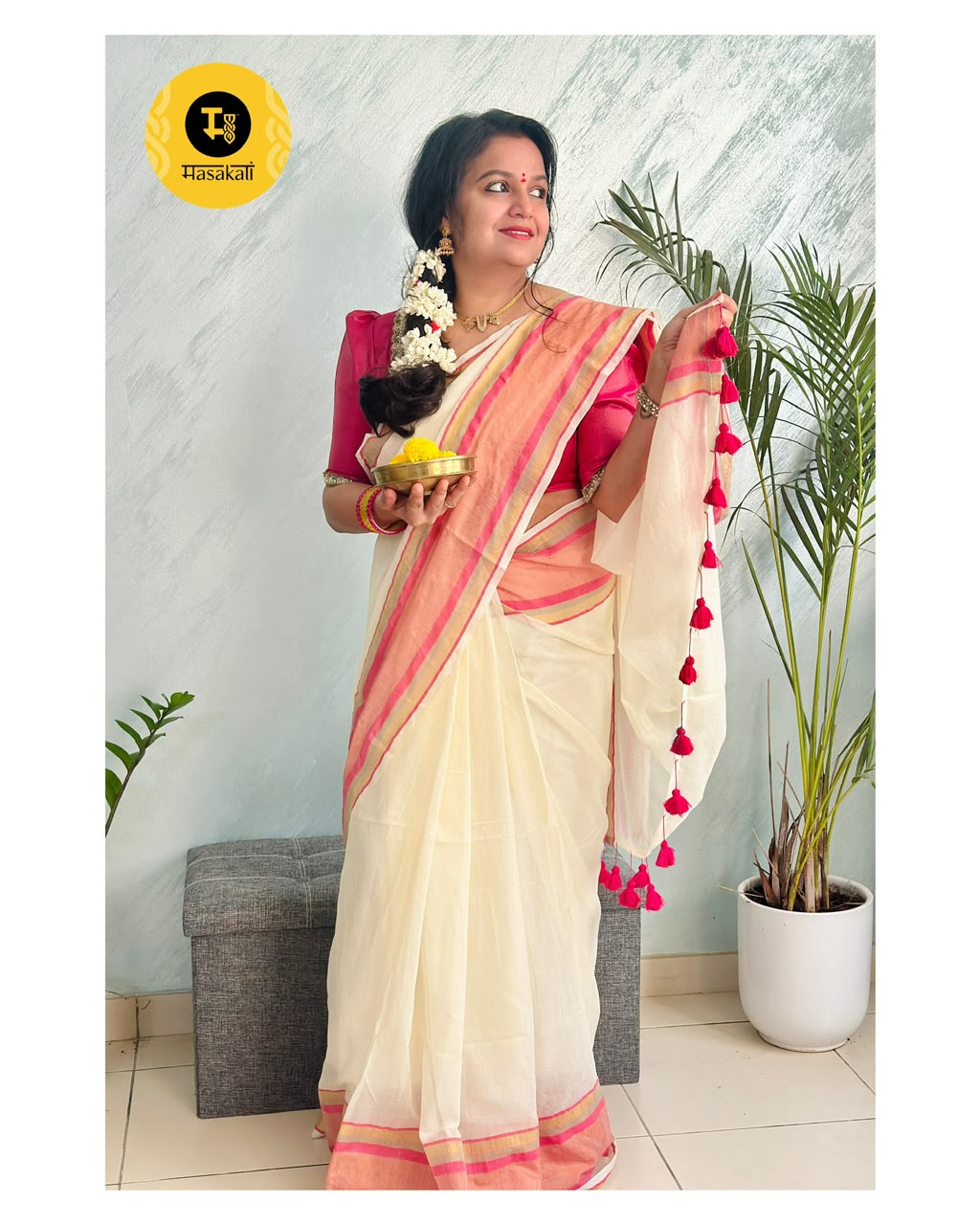 Off-White Mul Cotton Saree with medium sized pink and gold kanchi style border.