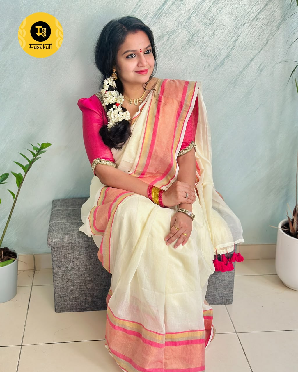 Off-White Mul Cotton Saree with medium sized pink and gold kanchi style border.