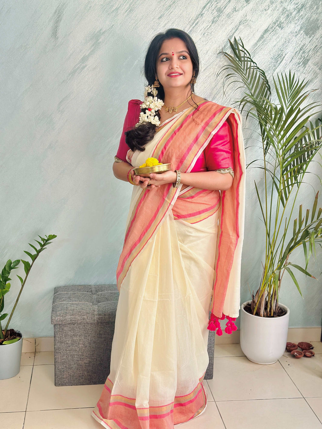 Off-White Mul Cotton Saree with medium sized pink and gold kanchi style border.