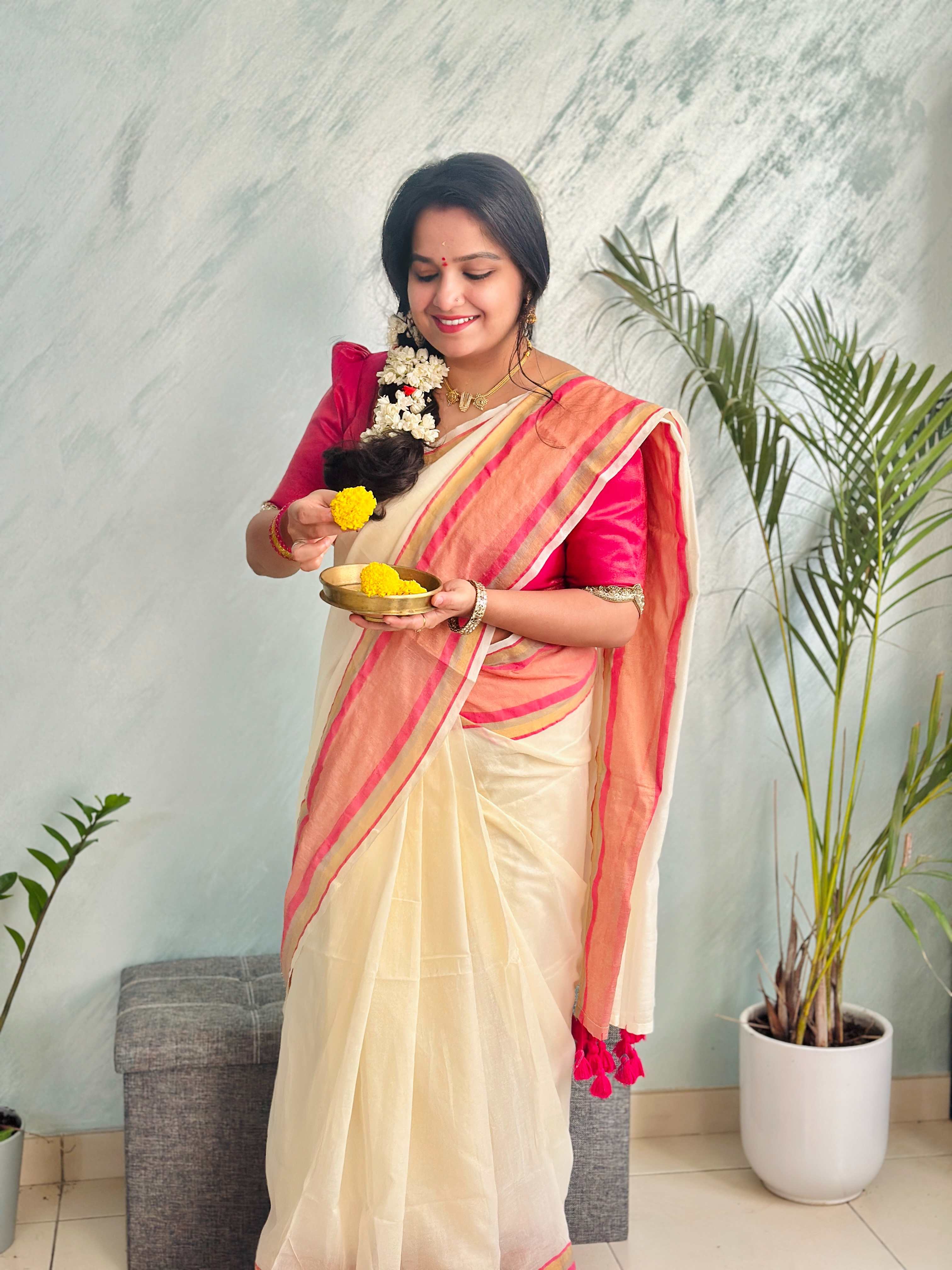 Off-White Mul Cotton Saree with medium sized pink and gold kanchi style border.