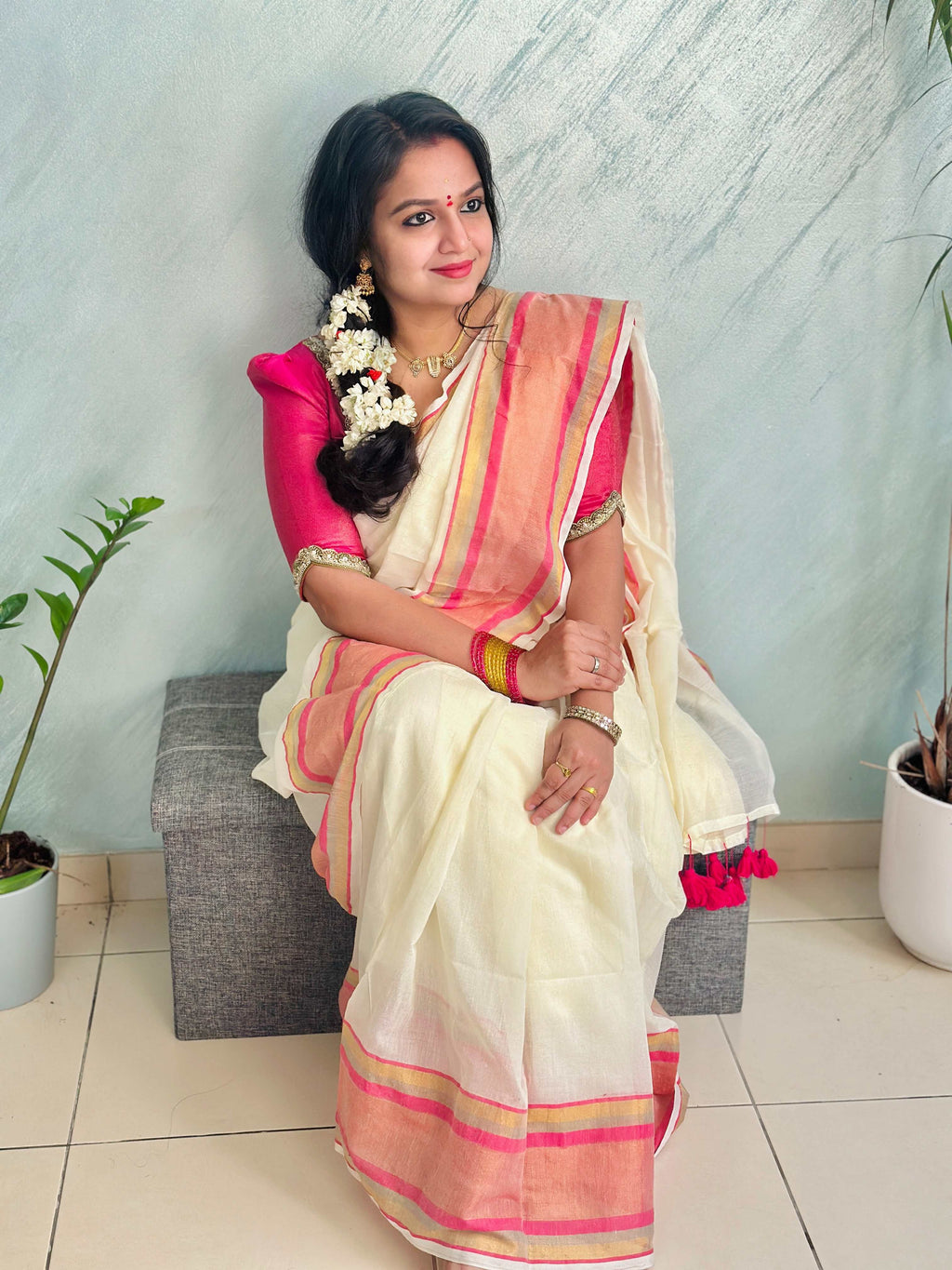 Off-White Mul Cotton Saree with medium sized pink and gold kanchi style border.